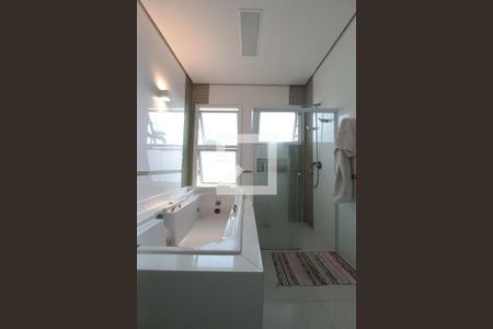 Casa de condomínio para alugar com 420m², 4 quartos e 6 vagasBanheiro da Suíte 2