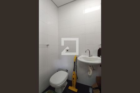 Casa de condomínio para alugar com 420m², 4 quartos e 6 vagasBanheiro de Serviço