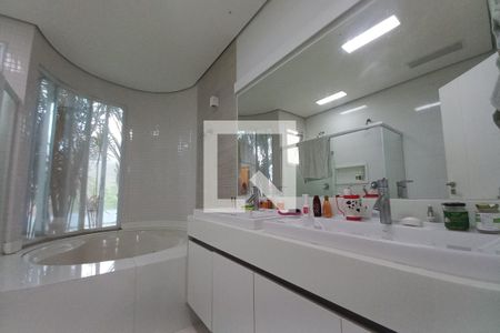 Casa de condomínio para alugar com 420m², 4 quartos e 6 vagasBanheiro da Suíte 4