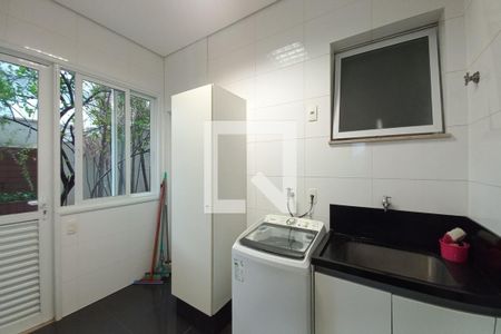 Casa de condomínio para alugar com 420m², 4 quartos e 6 vagasÁrea de Serviço