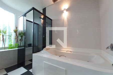 Casa de condomínio para alugar com 420m², 4 quartos e 6 vagasBanheiro da Suíte 3