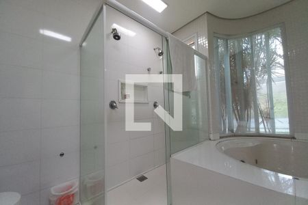 Casa de condomínio para alugar com 420m², 4 quartos e 6 vagasBanheiro da Suíte 4