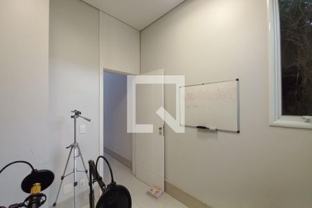 Casa de condomínio para alugar com 420m², 4 quartos e 6 vagasEscritório