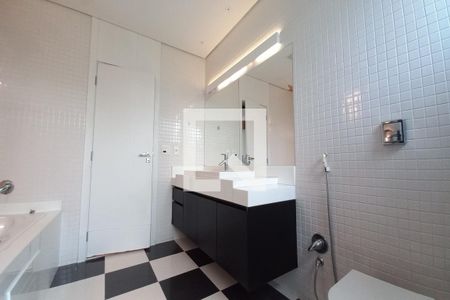 Casa de condomínio para alugar com 420m², 4 quartos e 6 vagasBanheiro da Suíte 3