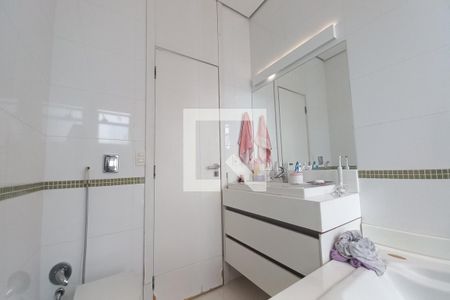 Casa de condomínio para alugar com 420m², 4 quartos e 6 vagasBanheiro da Suíte 2