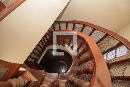 Casa à venda com 600m², 9 quartos e 10 vagas Casa à venda com 600m², 9 quartos e 10 vagasEscada