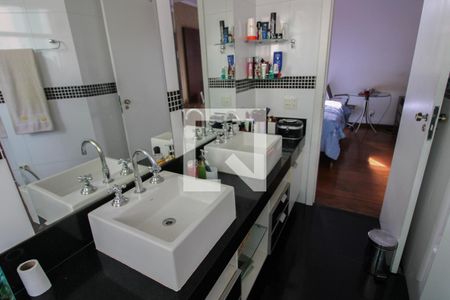 Casa à venda com 360m², 3 quartos e 2 vagasBanheiro da Suíte