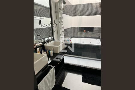 Casa de condomínio à venda com 415m², 4 quartos e 2 vagas Casa de condomínio à venda com 415m², 4 quartos e 2 vagasBanheiro