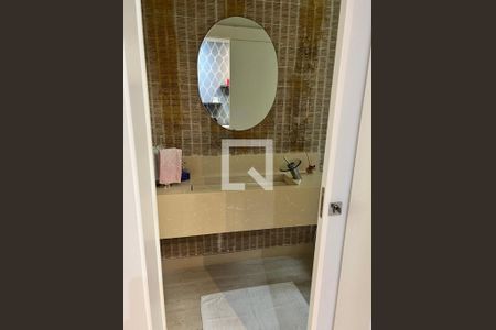 Casa de condomínio à venda com 415m², 4 quartos e 2 vagas Casa de condomínio à venda com 415m², 4 quartos e 2 vagasBanheiro