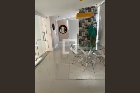 Casa de condomínio à venda com 415m², 4 quartos e 2 vagas Casa de condomínio à venda com 415m², 4 quartos e 2 vagasSala