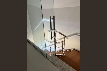 Casa de condomínio à venda com 415m², 4 quartos e 2 vagas Casa de condomínio à venda com 415m², 4 quartos e 2 vagasEscada