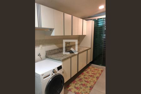 Casa de condomínio à venda com 415m², 4 quartos e 2 vagas Casa de condomínio à venda com 415m², 4 quartos e 2 vagasÁrea de Serviço