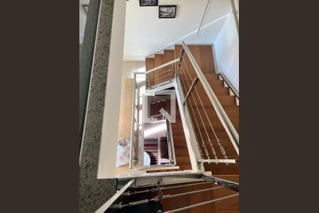 Casa de condomínio à venda com 415m², 4 quartos e 2 vagas Casa de condomínio à venda com 415m², 4 quartos e 2 vagasEscada