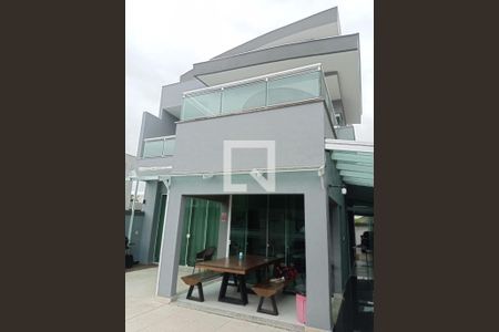 Casa de condomínio à venda com 415m², 4 quartos e 2 vagas Casa de condomínio à venda com 415m², 4 quartos e 2 vagasFachada