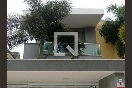 Casa de condomínio à venda com 415m², 4 quartos e 2 vagas Casa de condomínio à venda com 415m², 4 quartos e 2 vagasFachada