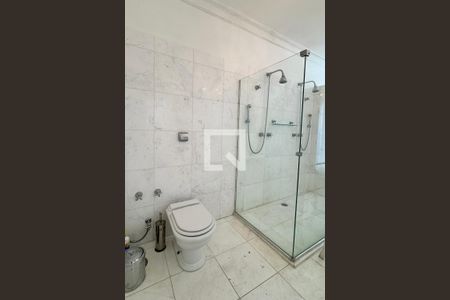 Casa de condomínio à venda com 614m², 4 quartos e 6 vagasBanheiro da Suíte 1