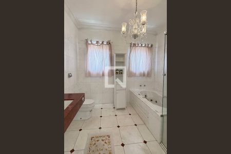 Casa de condomínio à venda com 614m², 4 quartos e 6 vagasBanheiro da Suíte 3