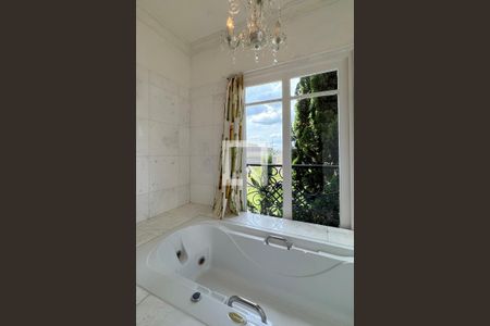 Casa de condomínio à venda com 614m², 4 quartos e 6 vagasBanheiro da Suíte 1