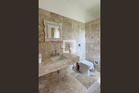 Casa de condomínio à venda com 614m², 4 quartos e 6 vagasBanheiro da Suíte 2