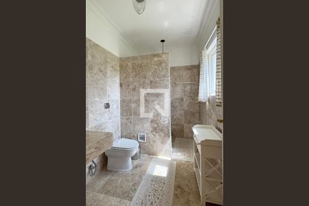 Casa de condomínio à venda com 614m², 4 quartos e 6 vagasBanheiro da Suíte 2
