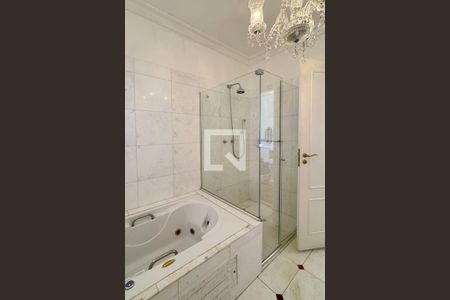 Casa de condomínio à venda com 614m², 4 quartos e 6 vagasBanheiro da Suíte 3