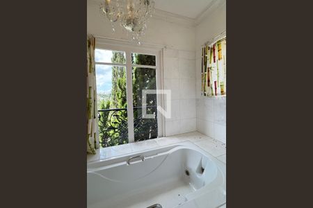 Casa de condomínio à venda com 614m², 4 quartos e 6 vagasBanheiro da Suíte 1