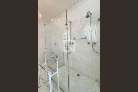 Casa de condomínio à venda com 614m², 4 quartos e 6 vagasBanheiro da Suíte 1