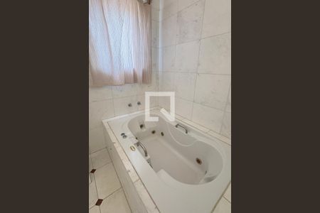 Casa de condomínio à venda com 614m², 4 quartos e 6 vagasBanheiro da Suíte 3
