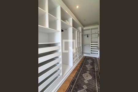 Casa de condomínio à venda com 614m², 4 quartos e 6 vagasCloset da suíte 1