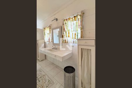 Casa de condomínio à venda com 614m², 4 quartos e 6 vagasBanheiro da Suíte 1