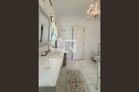 Casa de condomínio à venda com 614m², 4 quartos e 6 vagasBanheiro da Suíte 1