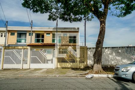 Casa à venda com 245m², 3 quartos e 4 vagas Casa à venda com 245m², 3 quartos e 4 vagasFachada