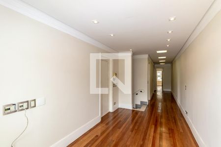 Casa à venda com 600m², 4 quartos e 3 vagasCorredor dos quartos