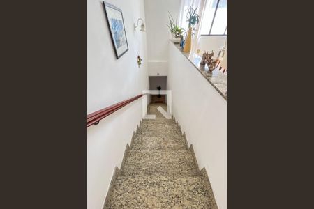 Casa à venda com 466m², 5 quartos e 8 vagasEscada