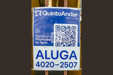 Casa para alugar com 100m², 3 quartos e sem vagaPlaca de aluga instalada na janela do imóvel (FZEL-333)