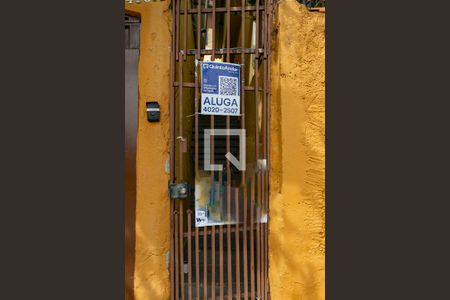 Casa para alugar com 100m², 3 quartos e sem vagaPlaca de aluga instalada na janela do imóvel (FZEL-333)