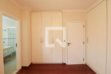 Casa de condomínio à venda com 378m², 3 quartos e 6 vagasSuíte 3