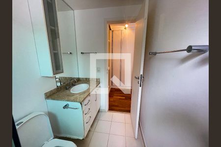 Casa de condomínio à venda com 164m², 4 quartos e 4 vagas Banheiro 2