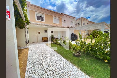 Casa de condomínio à venda com 164m², 4 quartos e 4 vagasFachada