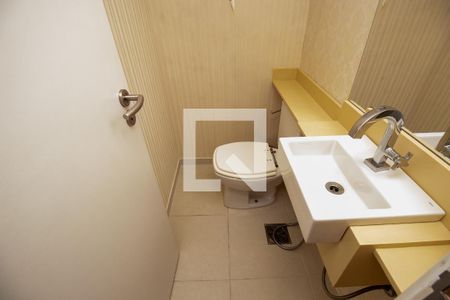 Apartamento à venda com 256m², 3 quartos e 3 vagasBanheiro social segundo piso