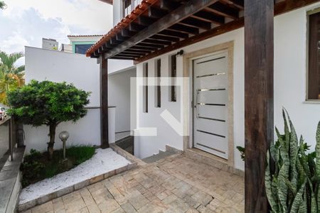 Casa para alugar com 495m², 5 quartos e 5 vagas Casa para alugar com 495m², 5 quartos e 5 vagasEntrada