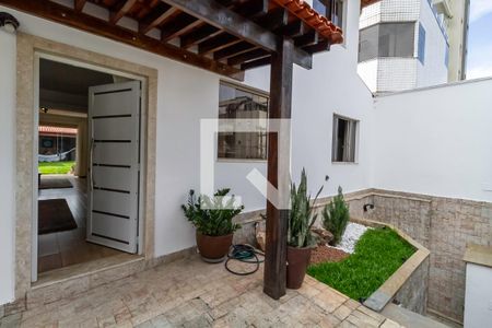 Casa para alugar com 495m², 5 quartos e 5 vagas Casa para alugar com 495m², 5 quartos e 5 vagasEntrada