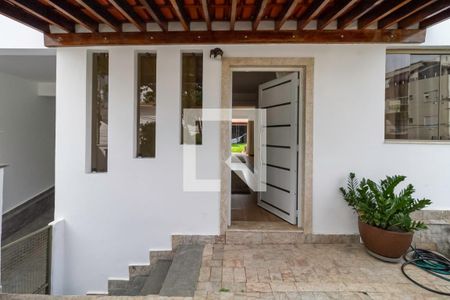 Casa para alugar com 495m², 5 quartos e 5 vagas Casa para alugar com 495m², 5 quartos e 5 vagasEntrada