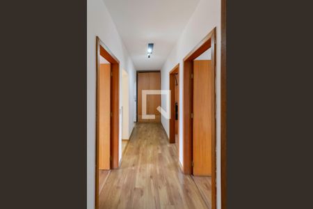 Casa para alugar com 495m², 5 quartos e 5 vagas Casa para alugar com 495m², 5 quartos e 5 vagasCorredor