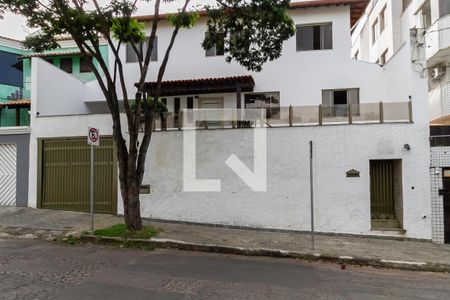 Casa para alugar com 495m², 5 quartos e 5 vagas Casa para alugar com 495m², 5 quartos e 5 vagasFachada