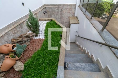 Casa para alugar com 495m², 5 quartos e 5 vagas Casa para alugar com 495m², 5 quartos e 5 vagasEntrada