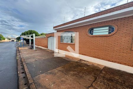 Casa para alugar com 250m², 3 quartos e 3 vagas Casa para alugar com 250m², 3 quartos e 3 vagasFachada