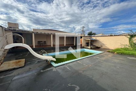 Casa para alugar com 250m², 3 quartos e 3 vagas Casa para alugar com 250m², 3 quartos e 3 vagasQuintal