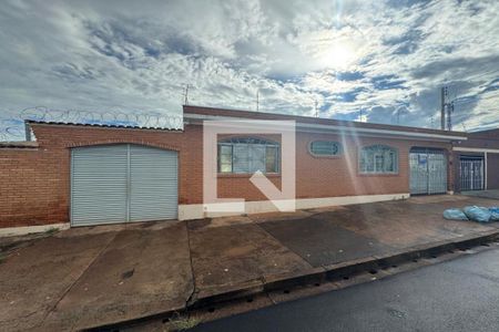 Casa para alugar com 250m², 3 quartos e 3 vagas Casa para alugar com 250m², 3 quartos e 3 vagasFachada