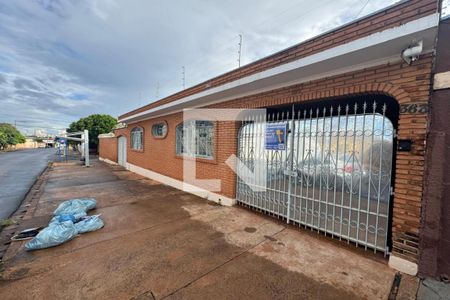 Casa para alugar com 250m², 3 quartos e 3 vagas Casa para alugar com 250m², 3 quartos e 3 vagasFachada